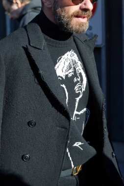 Emporio Armani moda defilesinden önce siyah ceketli ve Valentino kemerli bir adam, Milan Moda Haftası tarzı. 