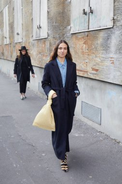 Marni defilesinden önce Erika Boldrin, Milan Moda Haftası sokak stili 
