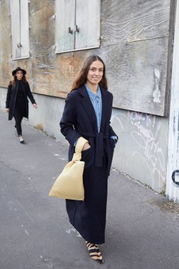 Marni defilesinden önce Erika Boldrin, Milan Moda Haftası sokak stili 