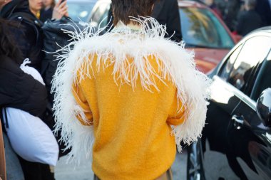 Marni moda defilesinden önce sarı kazaklı beyaz tüylü bir adam, Milan Moda Haftası tarzı. 