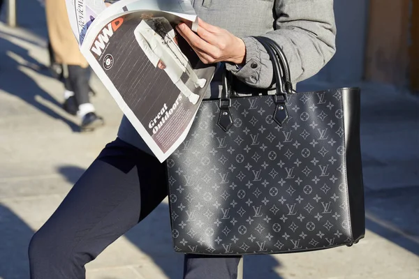 Pria dengan tas hitam Louis Vuitton melihat koran sebelum peragaan busana Emporio Armani, Milan Fashion Week gaya jalanan — Stok Foto