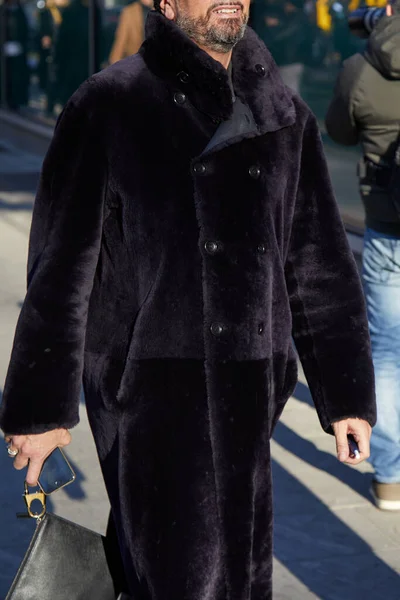 Homme avec manteau en fourrure noire avant le défilé Emporio Armani, Milan Fashion Week street style — Photo