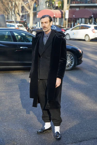 米兰时装周街上穿着黑色天鹅绒外套的男人在Emporio Armani时装表演前 — 图库照片