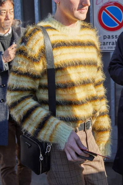 Homem com camisola peluda listrada amarela e preta antes do desfile de moda Emporio Armani, estilo de rua Milan Fashion Week — Fotografia de Stock