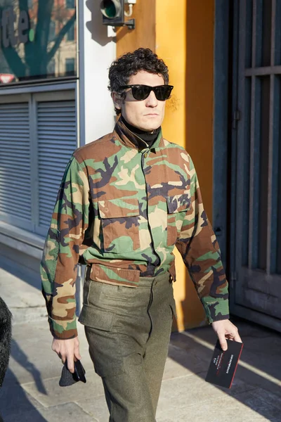 Man with camouflage shirt and olive green trousers before Emporio Armani fashion show, Milan Fashion Week street style — Stock Photo, Image