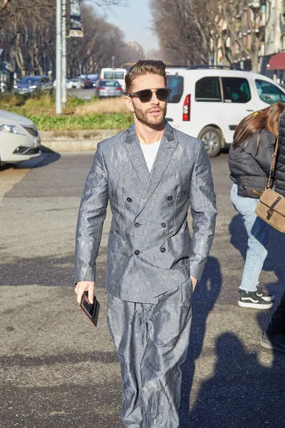 Man with gray jacket and trousers walking before Emporio Armani fashion show, Milan Fashion Week street style — Stock Photo, Image