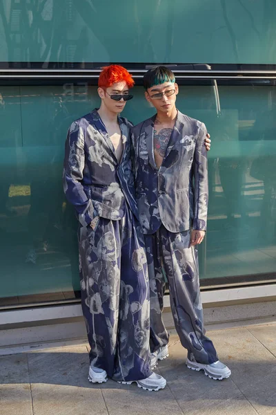 Mannen met oranje en rood haar en jasje met grijs en blauw design voor Emporio Armani modeshow, Milaan Fashion Week street style — Stockfoto