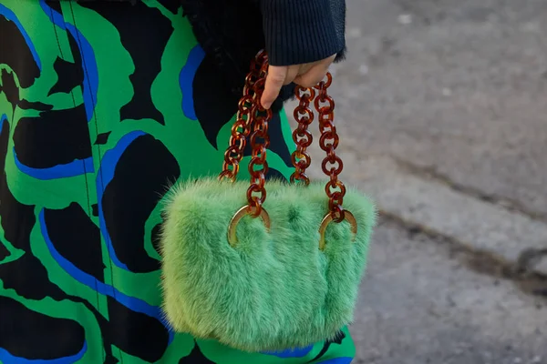 Vrouw met groene bontzak en rok voor Marni modeshow, Milaan Fashion Week street style — Stockfoto