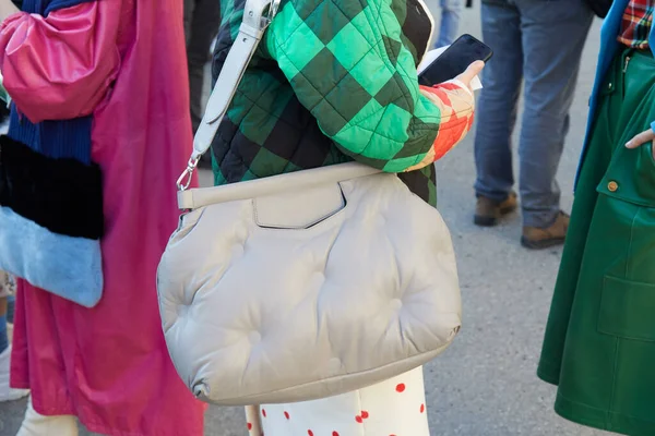 Kvinna med grått läder vadderad väska och grön rutig jacka före Marni modevisning, Milan Fashion Week street style — Stockfoto