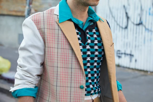 Мужчина в сине-белом свитере и клетчатой куртке перед показом мод Marni, стиль Недели моды в Милане — стоковое фото