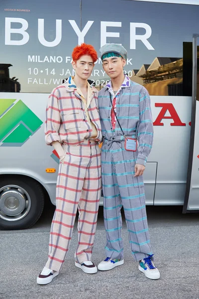 Marni moda defilesinden önce damalı tulumlu adamlar, Milan Moda Haftası tarzı. — Stok fotoğraf
