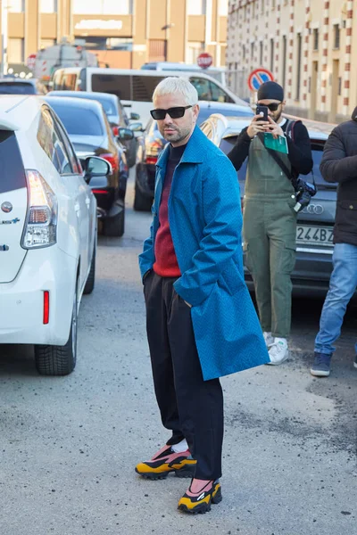 Man med blå rock, svarta byxor och solglasögon innan Marni modevisning, Milan Fashion Week street style — Stockfoto