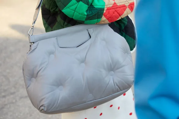 Frau mit grau gepolsterter Ledertasche und karierter Jacke vor der Modenschau in Marni, Mailänder Modewoche im Streetstyle — Stockfoto