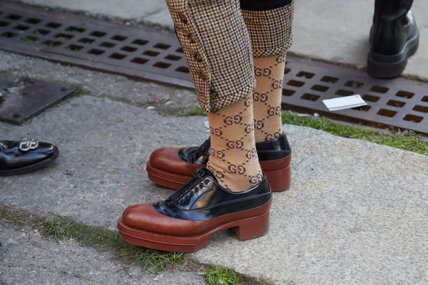 Vrouw met bruine en zwarte schoenen en beige Gucci sokken voor Marni modeshow, Milaan Fashion Week street style — Stockfoto