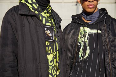 Salvatore Ferragamo moda defilesinden önce sarı ve siyah kapüşonlu ve bombacı ceketli adamlar, Milan Moda Haftası tarzı. 