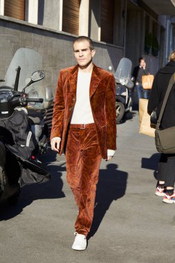 Carlo Sestini Etro defilesinden önce, Milan Moda Haftası sokak stili 