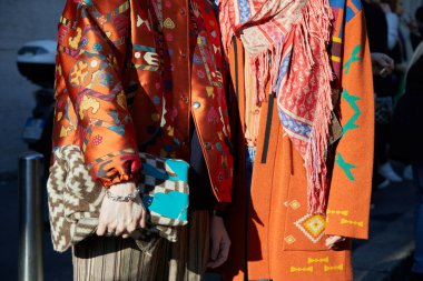 Etro defilesinden önce kabile tasarımlı turuncu ceketli adamlar, Milan Moda Haftası tarzı. 