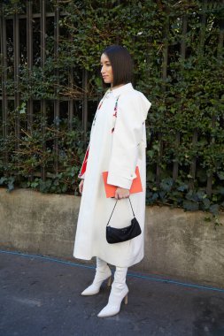 Beyaz elbiseli, çizmeli ve siyah Prada çantalı kadın Msgm moda defilesinden önce, Milan Moda Haftası tarzı 