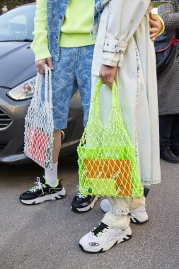 Msgm defilesinden önce yeşil, sarı ve beyaz çantalı adamlar, Milan Moda Haftası tarzı 
