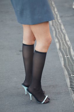 Prada defilesinden önce çoraplı kadın, Milan Moda Haftası sokak stili. 