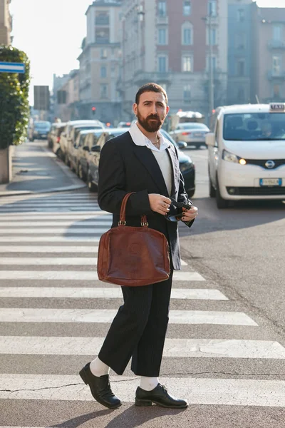 Uomo con giacca e pantaloni neri e camicia bianca prima della sfilata Salvatore Ferragamo, Milano Fashion Week street style — Foto Stock