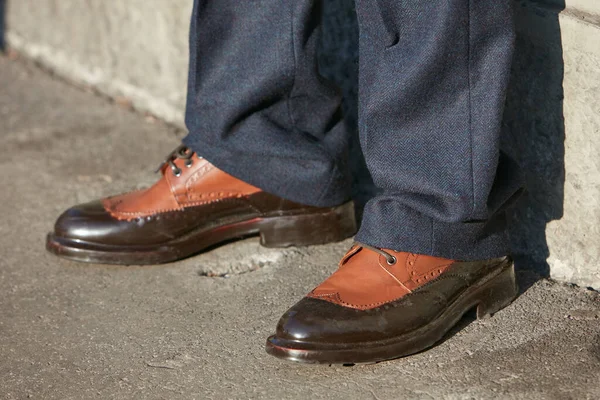Mężczyzna w brązowych skórzanych butach przed Salvatore Ferragamo pokaz mody, Milan Fashion Week styl ulicy — Zdjęcie stockowe