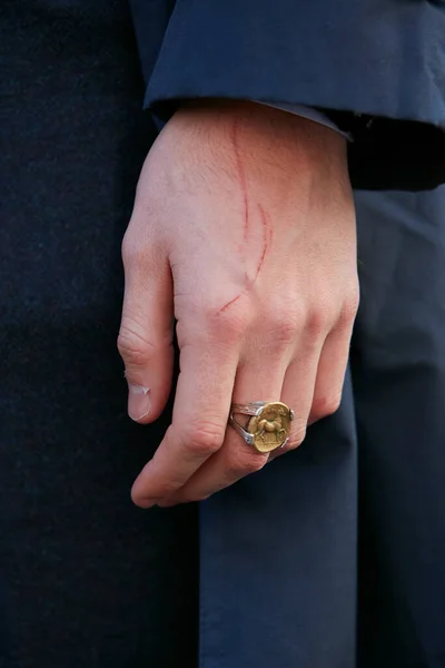 Man with ring with deer before Salvatore Ferragamo fashion show, Milan Fashion Week street style — Stock Photo, Image