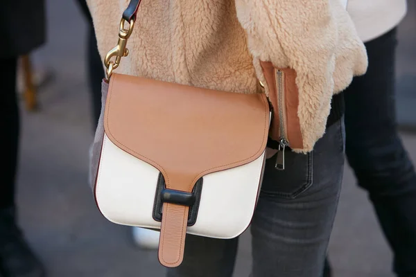 Mujer con bolsa de cuero beige y blanco y chaqueta de piel antes del desfile de moda Salvatore Ferragamo, Milan Fashion Week street style — Foto de Stock