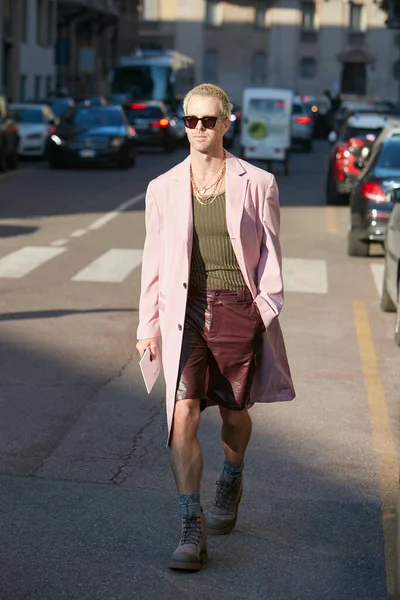 Man with pink coat and short brown leather trousers before Salvatore Ferragamo fashion show, Milan Fashion Week street style — Stock Photo, Image