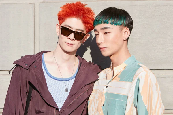 Män med orange och grönt hår innan Salvatore Ferragamo modevisning, Milan Fashion Week street style — Stockfoto