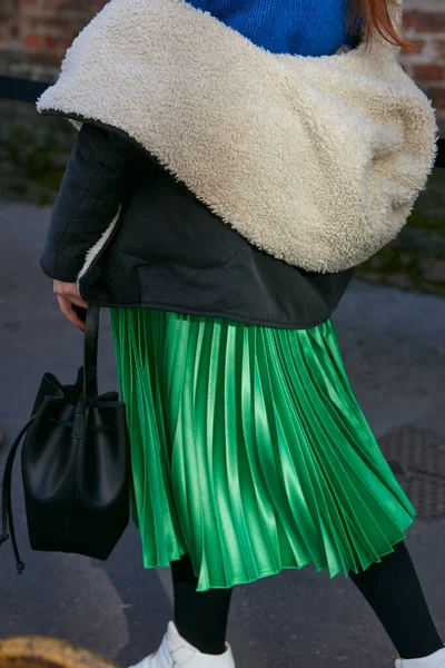 Женщина с зеленой атласной плиссированной юбкой до показа мод Сальваторе Феррагамо, стиль улицы Недели моды в Милане — стоковое фото