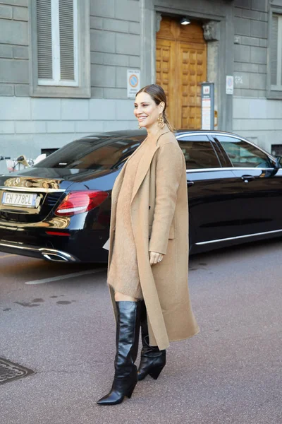 Mulher com casaco bege e botas de couro preto antes Salvatore Ferragamo desfile de moda, Milan Fashion Week street style — Fotografia de Stock