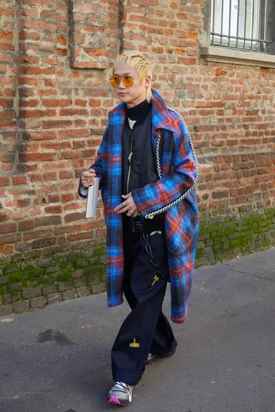 Pria bermantel biru dan merah sebelum pertunjukan fashion Salvatore Ferragamo, Milan Fashion Week — Stok Foto