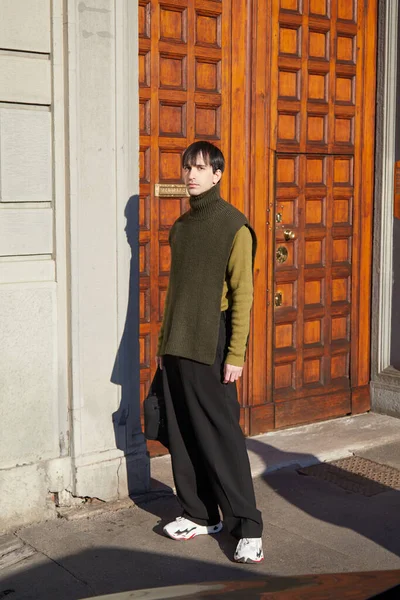 Man with brown turtleneck and black trousers before Salvatore Ferragamo fashion show, Milan Fashion Week street style — Stock Photo, Image