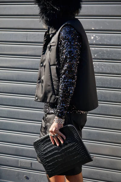 Hombre con camisa de lentejuelas negras y bolso de cuero de reptil negro antes del desfile de moda Etro, Milan Fashion Week street style — Foto de Stock