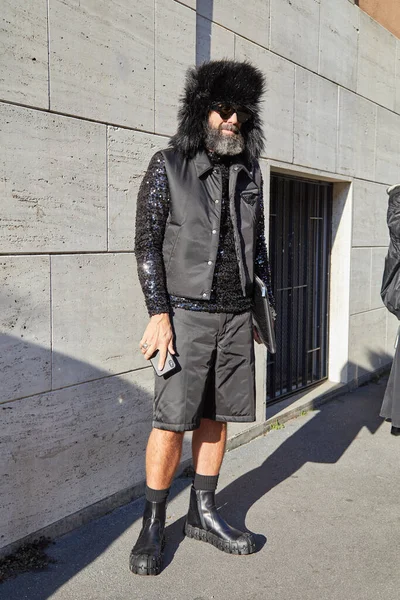 Man with black fur hat, Prada jacket and sequin shirt before Etro fashion show, Milan Fashion Week street style — Stock Photo, Image