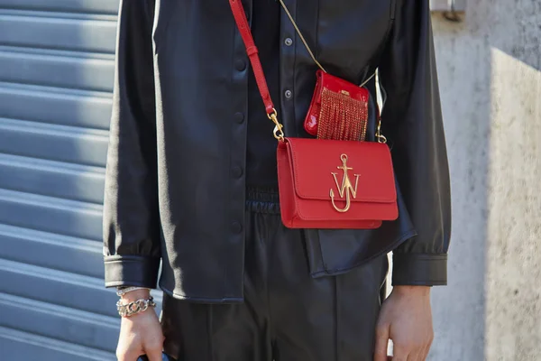 Мужчина с Джей Джей Андерсоном и красной сумкой Gcds перед показом моды Etro, уличный стиль Недели моды в Милане — стоковое фото