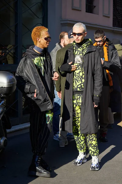 Mannen met Ravenant outfit met groene en zwarte sweatsuit voor Etro modeshow, Milaan Fashion Week street style — Stockfoto