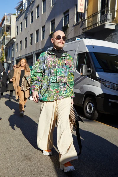 Homem com jaqueta Duo com design floral e calças bege andando antes do desfile de moda Etro, estilo de rua Milan Fashion Week — Fotografia de Stock