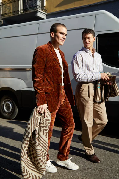 Карло Сестини в коричневой бархатной куртке и брюках с пейсли дизайн до показа мод Etro, Милан Неделя Моды стиль улицы — стоковое фото