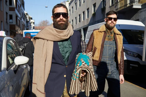 Men with beige scarf and sheepskin jacket before Etro fashion show, Milan Fashion Week street style — Stock Photo, Image