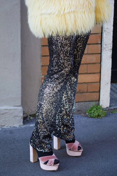 Woman with black and golden sequin trousers and yellow fur coat before Etro fashion show, Milan Fashion Week street style — Stockfoto