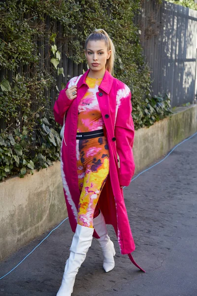 Mujer con abrigo rosa y botas de cuero blanco antes del desfile de moda Msgm, Milan Fashion Week street style —  Fotos de Stock