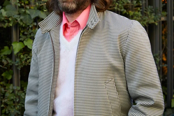 Man met roze shirt, witte trui en hondentas voor Msgm modeshow, Milaan Fashion Week street style — Stockfoto
