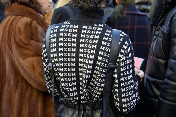 Uomo con maglione dolcevita bianco e nero prima della sfilata di moda Msgm, Milano Fashion Week street style — Foto Stock