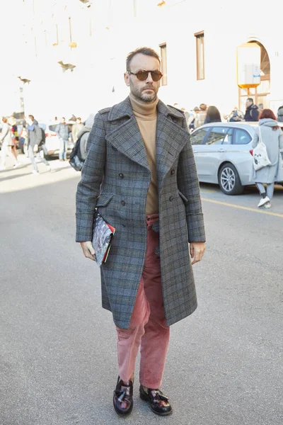 Άνδρας με γκρι παλτό και μπεζ ζιβάγκο πριν την επίδειξη μόδας Msgm, Milan Fashion Week street style — Φωτογραφία Αρχείου