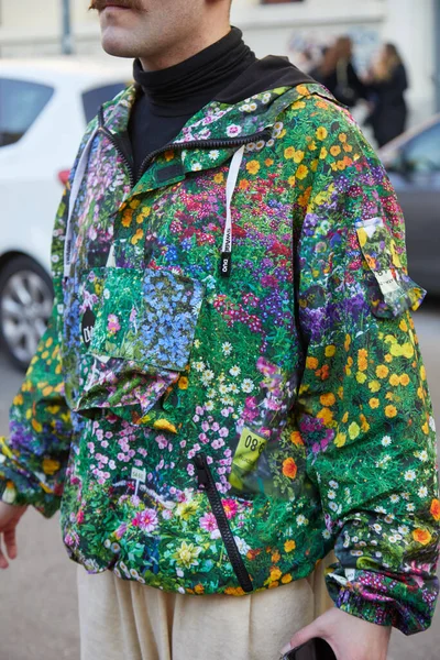 Άνδρας με floral σακάκι και μαύρο ζιβάγκο πριν την επίδειξη μόδας Msgm, Milan Fashion Week street style — Φωτογραφία Αρχείου