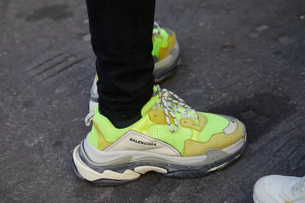 Homem com tênis Balenciaga amarelo verde antes do desfile de moda Msgm, estilo de rua Milan Fashion Week — Fotografia de Stock