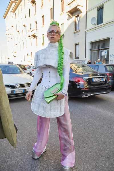 Beyaz elbiseli, yeşil örgülü ve pembe pantolonlu kadın Msgm defilesinden önce, Milan Moda Haftası tarzı — Stok fotoğraf
