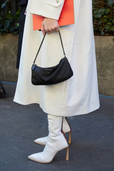 Woman with white high heel boots and black Prada bag before Msgm fashion show, Milan Fashion Week street style — Zdjęcie stockowe